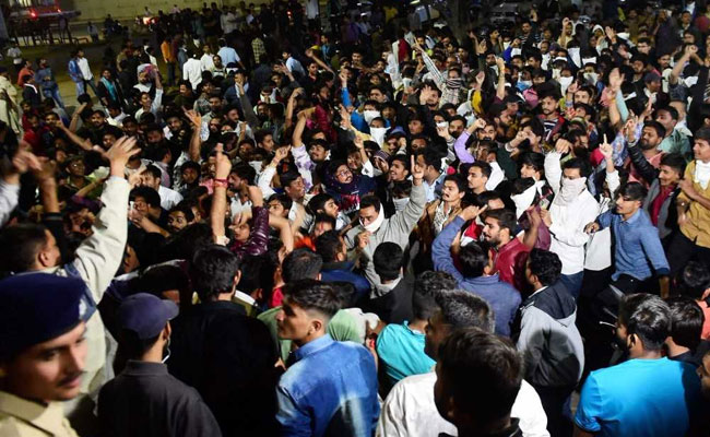 क्या करणी सेना गर्भ में ही मार दी जाने वालीं 'पद्मावतियों' के लिए आंदोलन करेगी?