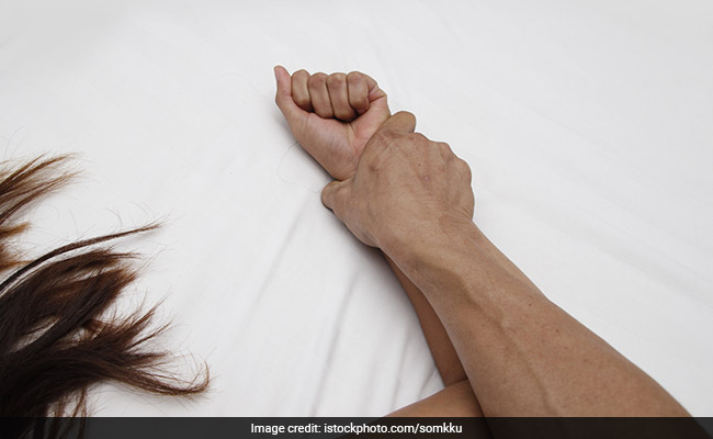 पति के दोस्त ने तमंचा दिखाकर किया कथित दुष्कर्म