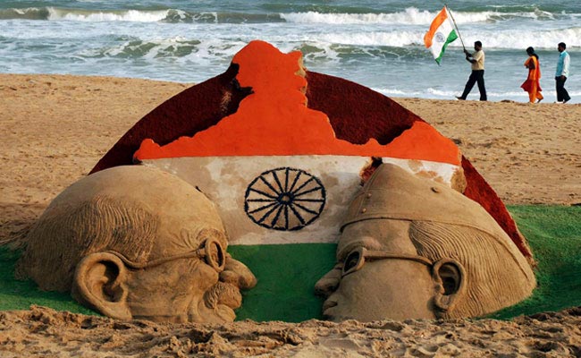 Republic Day Shayari 2026: 'आज फिर है हमें ख़ुशी ऐ दोस्त, आई छब्बीस जनवरी ऐ दोस्त', इन स्पेशल शायरी से दें गणतंत्र दिवंस की शुभकामनाएं