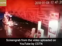 VIDEO: अचानक गिरी पेट्रोल पंप की छत और निकलने लगीं चिंगारियां, उसके बाद हुआ कुछ ऐसा