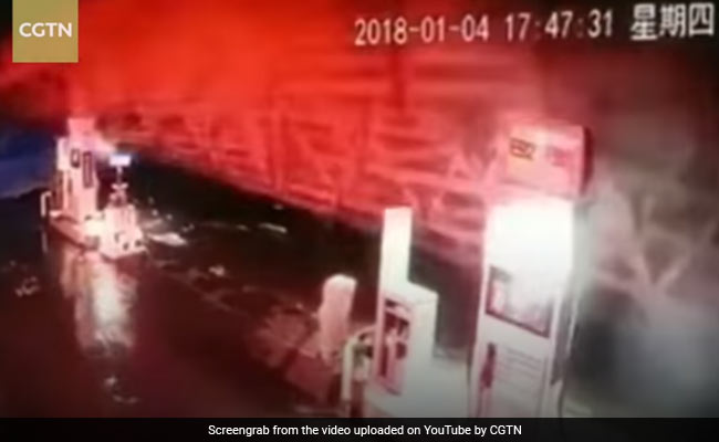 VIDEO: अचानक गिरी पेट्रोल पंप की छत और निकलने लगीं चिंगारियां, उसके बाद हुआ कुछ ऐसा
