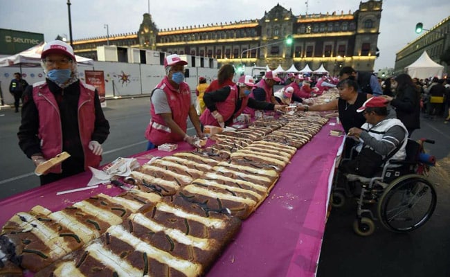 Thousands Of Mexicans Polish Off Massive King Cake