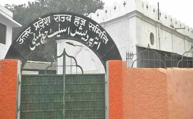 स्कूलों, थानों के बाद योगी सरकार ने लखनऊ के हज दफ्तर पर भी भगवा रंग चढ़ाया