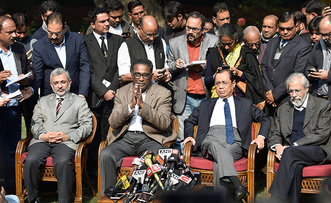 प्राइम टाइम इंट्रो : न्यायपालिका के भीतर के सुलगते सवाल