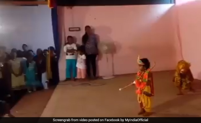 VIDEO: स्कूल के ड्रामे में राम बना था बच्चा, शेर आया तो देखिए क्या हुई हालत