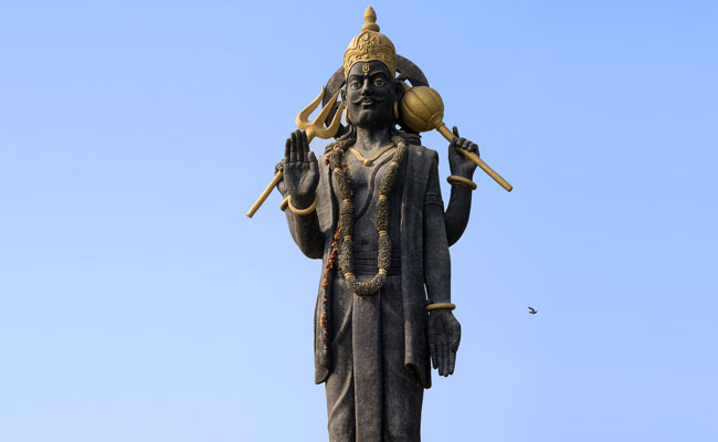 ... जानिए क्यों शनिवार के दिन पीपल के पेड़ पर चढ़ाया जाता है कच्चा दूध