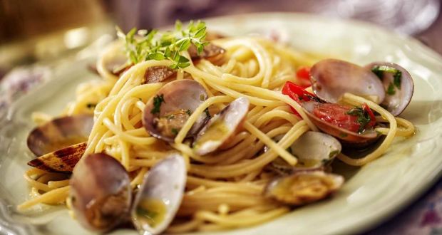 Spaghetti With Clams & Crispy Bread Crumbs