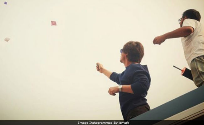 Makar Sankranti: Shah Rukh Khan Flies A Kite On <i>Zero</i> Sets. Pic Here