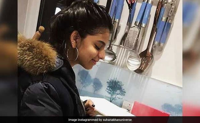 किचन में शाहरुख की बेटी सुहाना ने बनाया नूडल्स, सोशल मीडिया पर वायरल हुई Photo