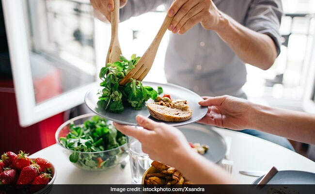 हर दो घंटे में खाना बन रहा है बीमारी की जड़, इंसुलिन रेजिस्टेंस से लेकर डायबिटीज़ तक का खतरा