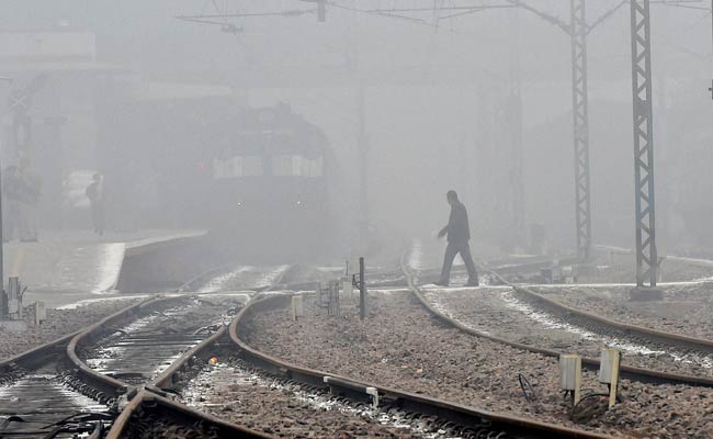 दिल्ली में धुंधभरी सुबह, 18 ट्रेन कैंसिल, देरी से चल रही हैं 50 रेलगाड़ियां