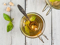Tulsi Tea For Diabetes: तुलसी की चाय कंट्रोल में रखती है शुगर लेवल, डायबिटीज रोगी स्वाद के लिए मिलाएं ये 2 चीजें
