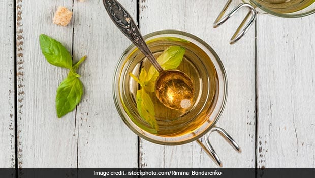 Basil Tea Benefits: एक कप तुलसी की चाय स्ट्रेस और हाई ब्लड शुगर लेवल को करेगी डाउन, जानें इस नेचुरल टी के फायदे और नुकसान