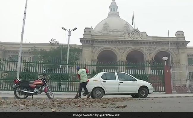 UP Farmers Dump Unsold Potatoes Outside Yogi Adityanath's Residence