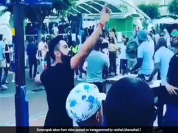 VIDEO: विराट-अनुष्का ने साउथ अफ्रीका में मनाया नया साल, किया भांगड़ा और जमकर की शॉपिंग VIDEO: विराट-अनुष्का ने साउथ अफ्रीका में मनाया नया साल, किया भांगड़ा और जमकर की शॉपिंग