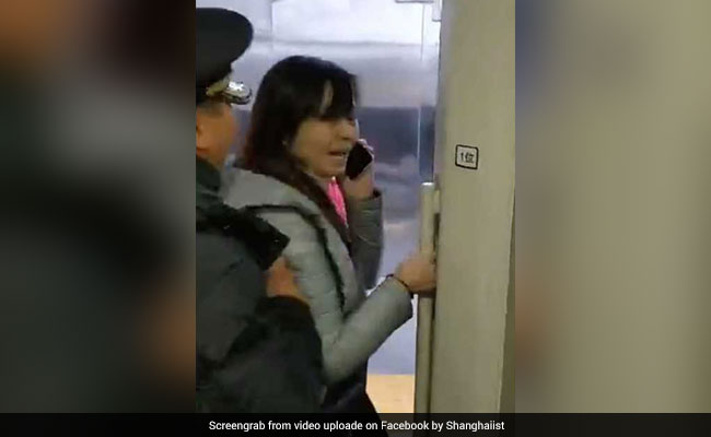 महिला ने दरवाजे पर खड़े होकर पति के लिए रोकी हाई स्पीड ट्रेन, भरना पड़ा जुर्माना