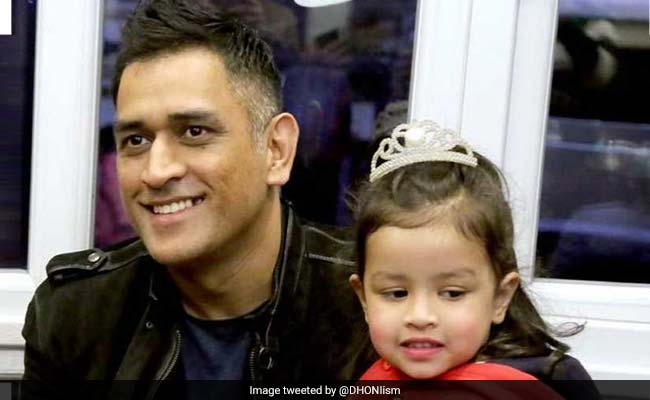 MS DHONI पहुंचे बेटी जीवा के स्कूल फंक्शन में, बच्चों के माता-पिता ने लगा ली भीड़