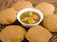 Bedmi Puri With Raseele Aloo