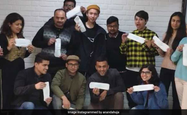 Sonam Kapoor's Rumoured Boyfriend Anand Ahuja Took The <i>PadMan</i> Sanitary Napkin Challenge