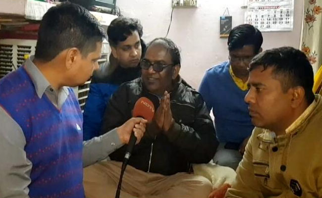 फोटोग्राफर हत्या मामला: अंकित के पिता ने हाथ जोड़कर कहा, इसे हिन्दू-मुस्लिम न बनाएं फोटोग्राफर हत्या मामला: अंकित के पिता ने हाथ जोड़कर कहा, इसे हिन्दू-मुस्लिम न बनाएं