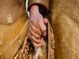 राजस्थान: लोगों के ताने नहीं छीन पाए इन दो बहनों का भाग्य, धूमधाम से हुई पढ़े-लिखे लड़कों से शादी राजस्थान: लोगों के ताने नहीं छीन पाए इन दो बहनों का भाग्य, धूमधाम से हुई पढ़े-लिखे लड़कों से शादी