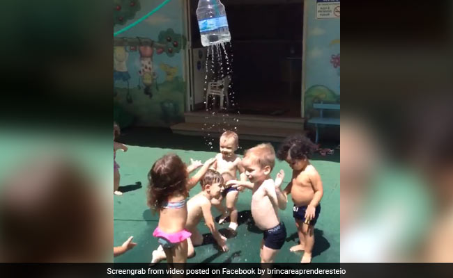 VIDEO: बच्चों को नहलाने का अनोखा जुगाड़, डांस करते हुए लिया शावर का मजा