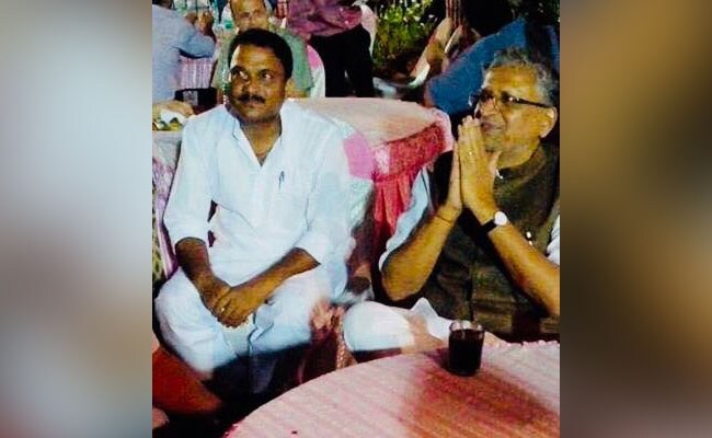 बिहार बीजेपी ने पहले मनोज बैठा से संबंध नकारे, अब पार्टी से निलंबित कर दिया!