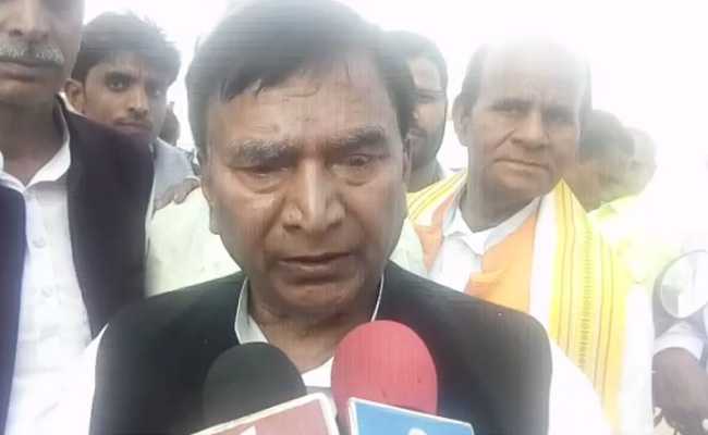 बिहार के शिक्षा मंत्री बोले, परेशानी से बचने के लिए परीक्षार्थी जूता-मोजा की जगह चप्पल पहन कर आएं