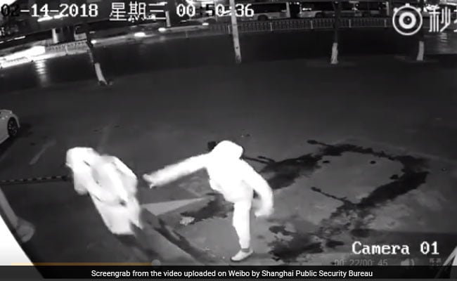 Burglar Knocks Down Partner By Mistake, Video Of Failed Robbery Is Viral
