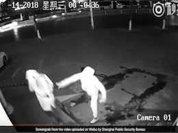 Burglar Knocks Down Partner By Mistake, Video Of Failed Robbery Is Viral Burglar Knocks Down Partner By Mistake, Video Of Failed Robbery Is Viral