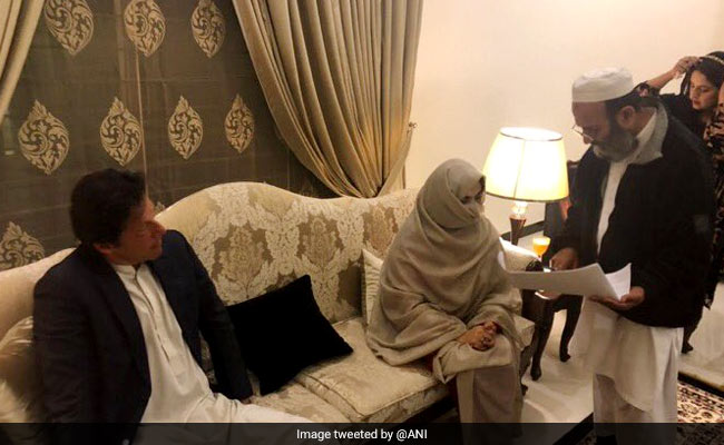 पांच बच्चों की मां हैं इमरान खान की तीसरी पत्नी बुशरा मनेका, जानें उनके बारे में सबकुछ