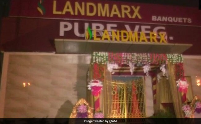 दिल्ली : पीरागढ़ी में बैंक्वेट हॉल में जयमाला के वक्त छत गिरी, आधा दर्जन से ज्यादा लोग घायल, दूल्हा-दुल्हन सुरक्षित दिल्ली : पीरागढ़ी में बैंक्वेट हॉल में जयमाला के वक्त छत गिरी, आधा दर्जन से ज्यादा लोग घायल, दूल्हा-दुल्हन सुरक्षित