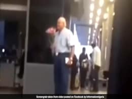 Happy Chocolate Day 2018: एयरपोर्ट पर बुजुर्ग ने दिया पत्नी को ऐसा सरप्राइज, देखें ये रोमांटिक वीडियो Happy Chocolate Day 2018: एयरपोर्ट पर बुजुर्ग ने दिया पत्नी को ऐसा सरप्राइज, देखें ये रोमांटिक वीडियो