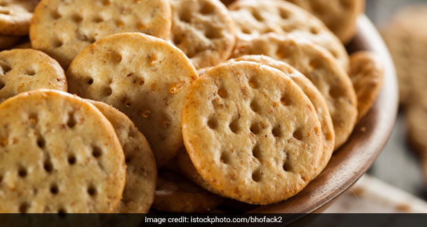 Move Over Potato Chips, Bake These Whole Grain Crackers For Healthy Snacking