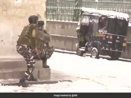 श्रीनगर: CRPF कैंप पर हमला करने आए आतंकी इमारत में छिपे, ऑपरेशन जारी, एक जवान शहीद श्रीनगर: CRPF कैंप पर हमला करने आए आतंकी इमारत में छिपे, ऑपरेशन जारी, एक जवान शहीद