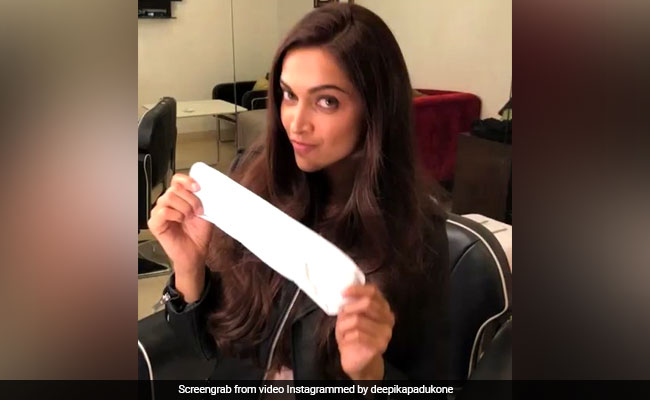 Tagged By Akshay Kumar, "<I>Padmaavat</i>" Star Deepika Padukone Poses With Sanitary Pad In 'PadMan Challenge'