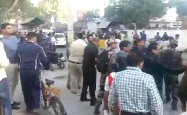 VIDEO: आपस में भिड़े पुलिस और सेना के जवान, जमकर बरसी लाठियां