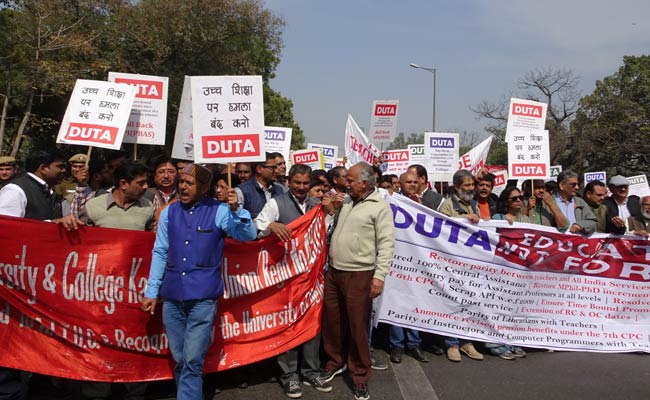 Delhi University Teachers Protest Against MHRD Circular On 7th Pay Commission