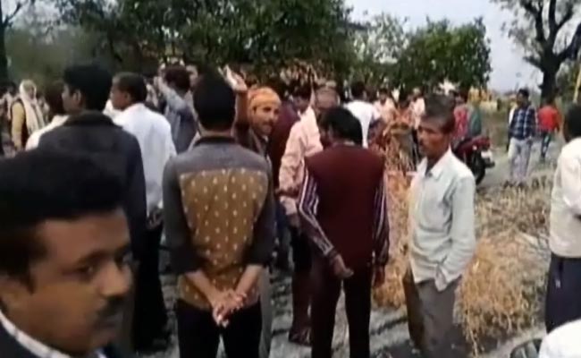 बारिश और ओले से फसलें हुई बरबाद, महाराष्&zwj;ट्र-एमपी में नाराज किसानों का प्रदर्शन