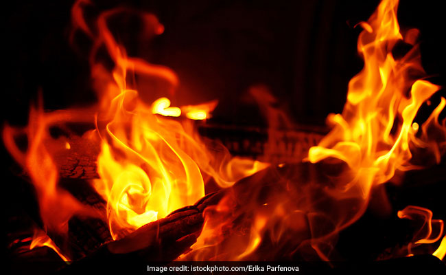 Mumbai Blaze Burns 20 Huts, Fireman Injured Mumbai Blaze Burns 20 Huts, Fireman Injured