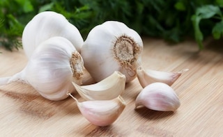 Here's Why You Should Start Your Day With Raw Garlic And Water