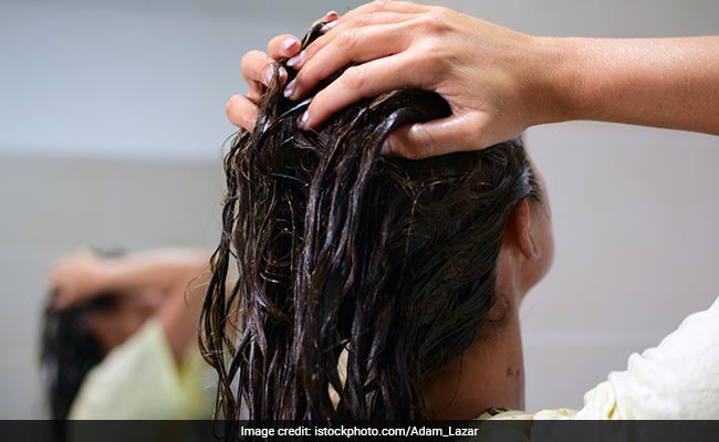 गर्मियों में बाल हो जाते हैं ऑयली और चिपचिपे तो दही में मिलाकर हफ्ते में 1 बार बालों में लगा लें ये चीज, बालों में आएगी शाइन गर्मियों में बाल हो जाते हैं ऑयली और चिपचिपे तो दही में मिलाकर हफ्ते में 1 बार बालों में लगा लें ये चीज, बालों में आएगी शाइन