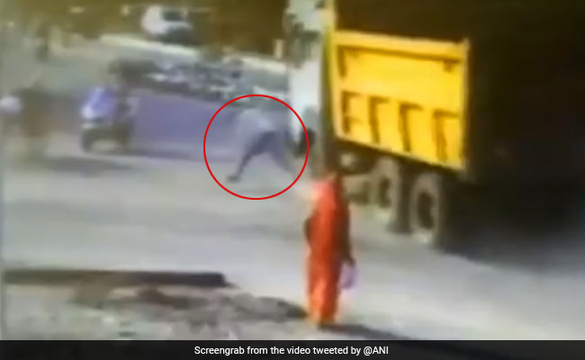 Gujarat: आदमी के सामने तेज रफ्तार में आया डम्पर, देखिए ये खतरनाक वीडियो