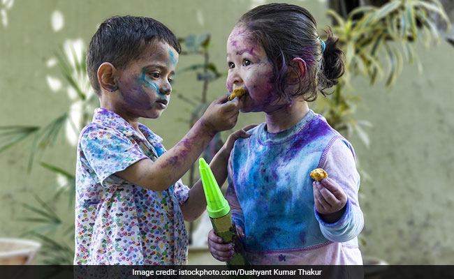 Holi 2018: 3 Reasons Why We Crave Fried Foods And Snacks On Holi!