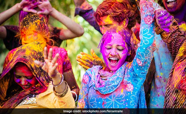 Holi 2018 : होलिका दहन के साथ देश भर में शुरू हुआ रंगों का उत्सव