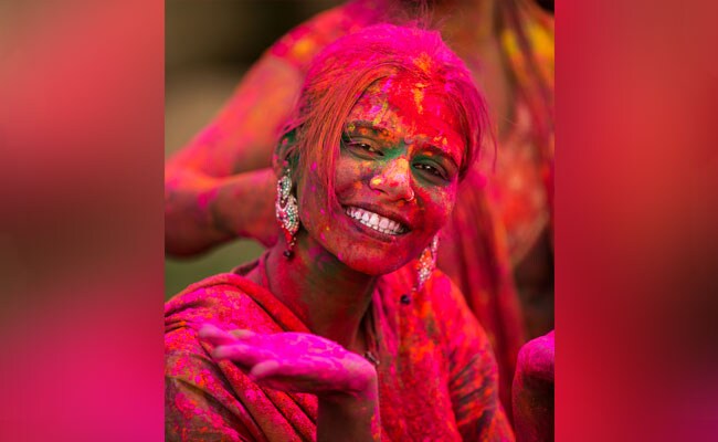 Happy Holi 2018: केमिकल रंगों से होते हैं ये नुकसान, इन TIPS से पहचानें रंग असली है या नकली