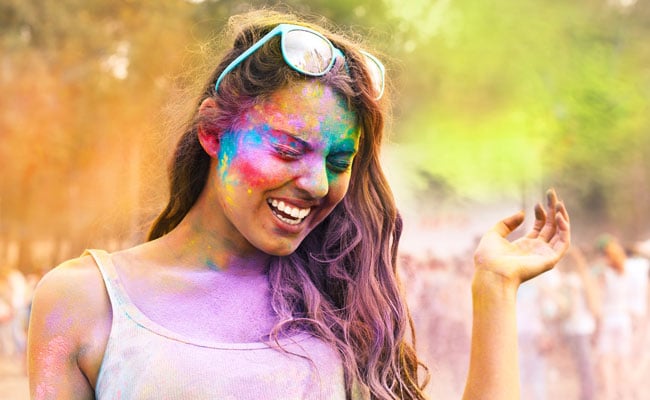 Happy Holi 2018: होली के बाद भी चाहते हैं सिल्की बाल और मुलायम स्किन, तो फॉलो करें ये 12 TIPS