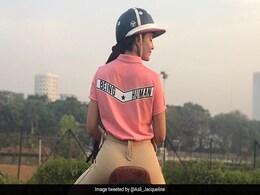 पोल डांसिंग और स्केचिंग के बाद अब जैकलिन फर्नांडीज ने की घुड़सवारी, देखें Pics पोल डांसिंग और स्केचिंग के बाद अब जैकलिन फर्नांडीज ने की घुड़सवारी, देखें Pics