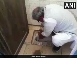 बीजेपी सांसद जनार्दन मिश्र ने खुद साफ किया सरकारी स्कूल का शौचालय, हाथों से निकाली जमी मिट्टी बीजेपी सांसद जनार्दन मिश्र ने खुद साफ किया सरकारी स्कूल का शौचालय, हाथों से निकाली जमी मिट्टी