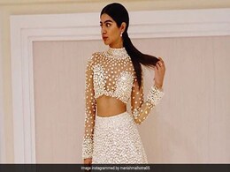 Khushi Kapoor Dazzled In White At The #AntuMoh Wedding In UAE, Like So Many Others Khushi Kapoor Dazzled In White At The #AntuMoh Wedding In UAE, Like So Many Others